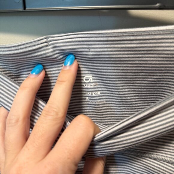 Gap Fit Capris - S - Picture 3 of 4